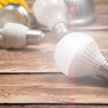 Lâmpada LED e lâmpadas incandescentes na madeira, efeito de luz