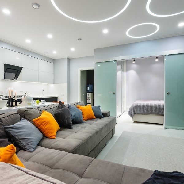 Estúdio moderno branco com luzes led