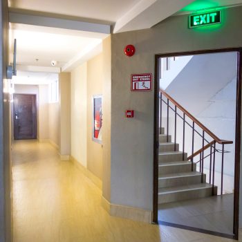 Construção de saída de emergência com sinal de saída e extintor de incêndio.