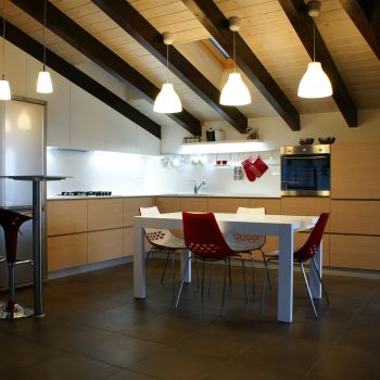 Cozinha espaçosa e iluminada