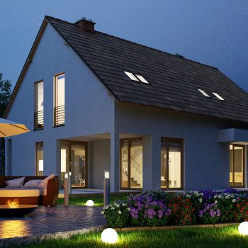 Moradia com luz no jardim à noite