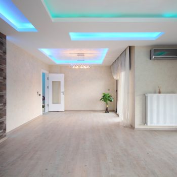 Sala vazia com iluminação escondida